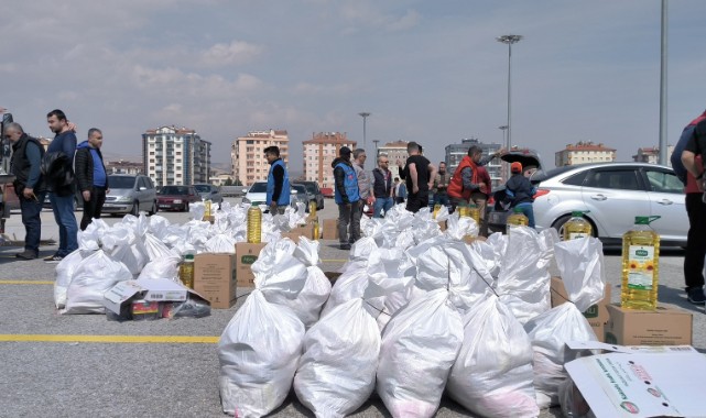 Misafir depremzedelere gıda kolilerini gönüllüler götürdü