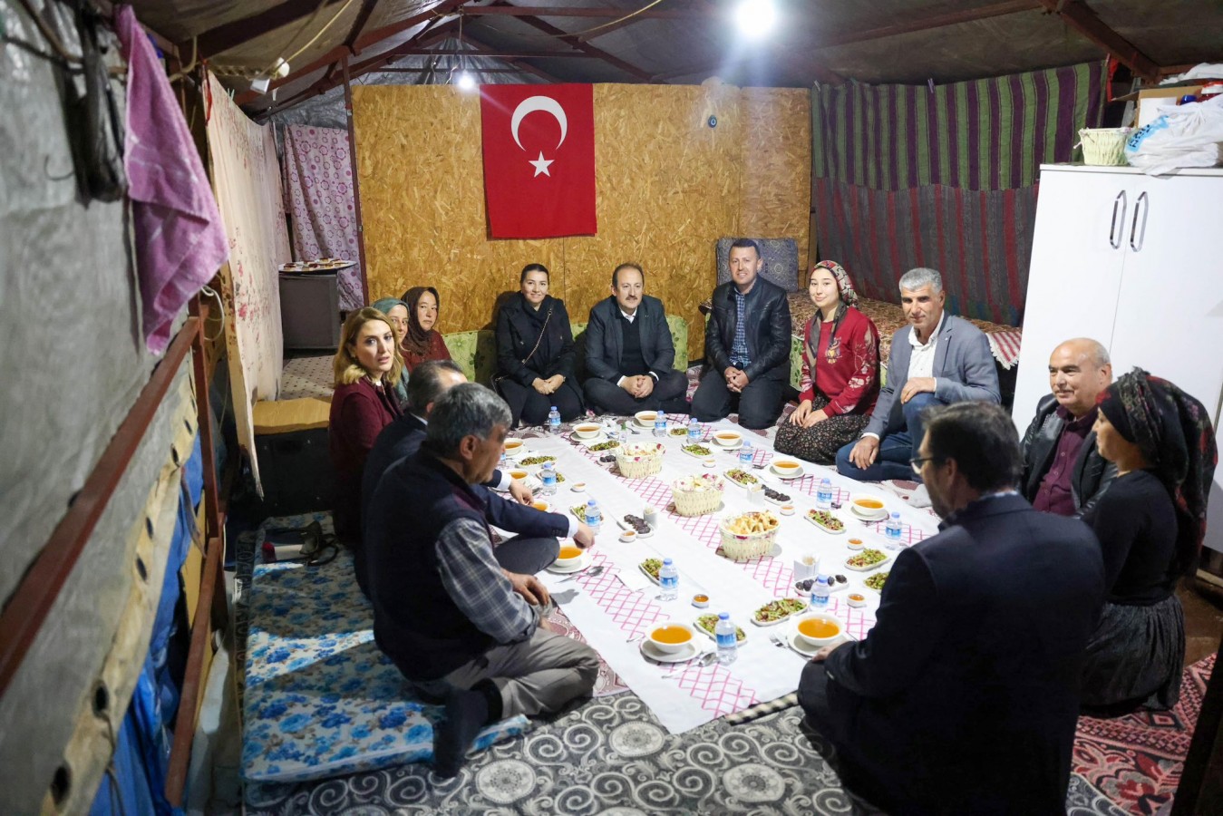 Yörük çadırında iftar yaptı;