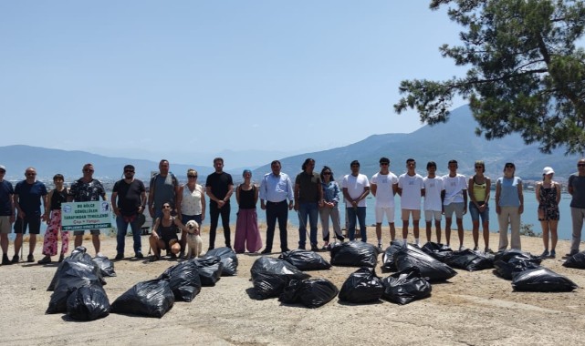 Kaymakam ve çevreciler Fethiye'deki koyda bir kamyon çöp topladı