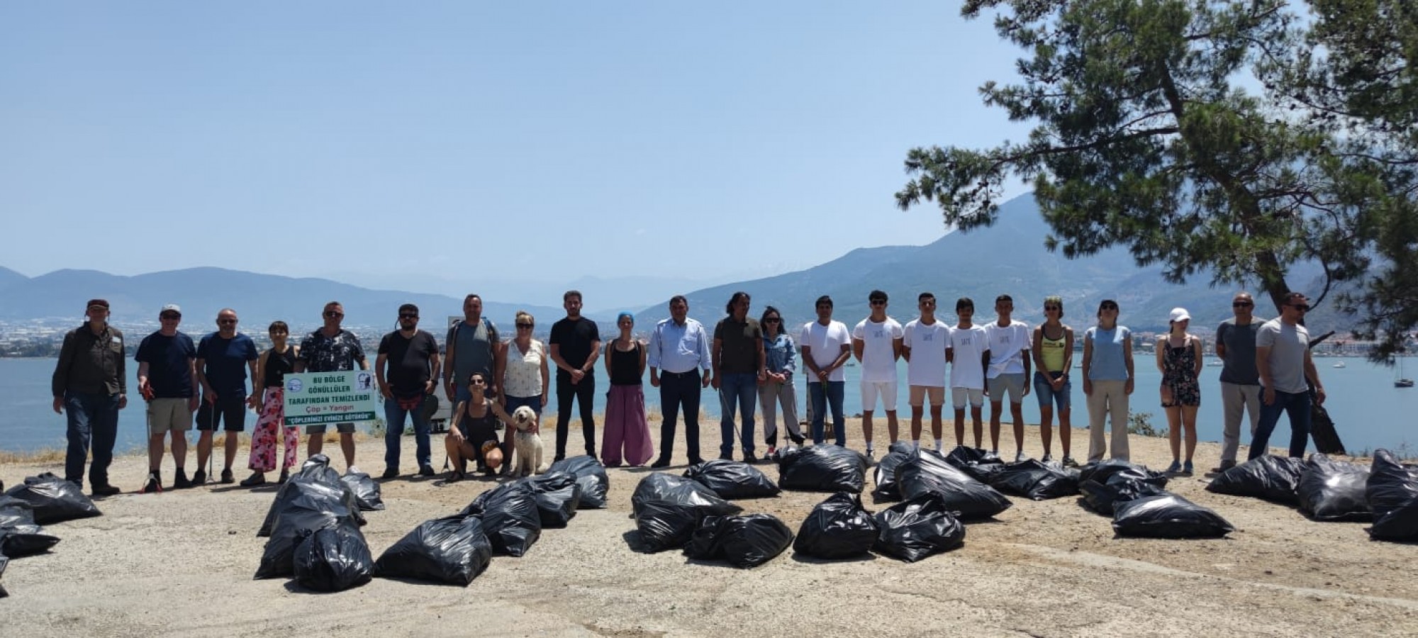 Kaymakam ve çevreciler Fethiye'deki koyda bir kamyon çöp topladı;