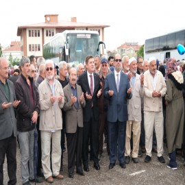 Hacı adaylarını dualarla uğurladı