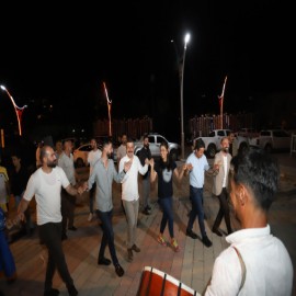 Milli Takımın galibiyetini halay çekerek kutladılar