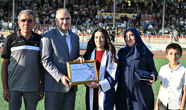 Vali Özkan, mezuniyet heyecanına ortak oldu;