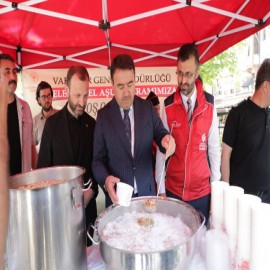 Vali Işın, aşure kazanının başına geçti