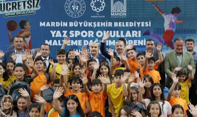 Gençlere spor malzemesi dağıttı