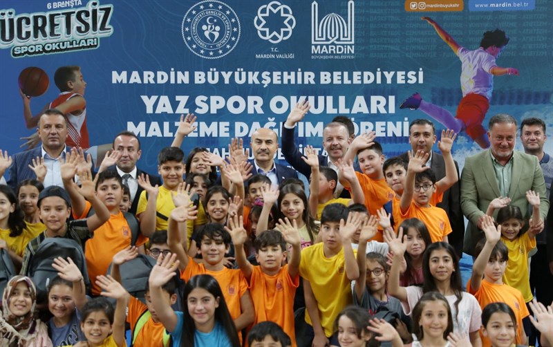 Gençlere spor malzemesi dağıttı