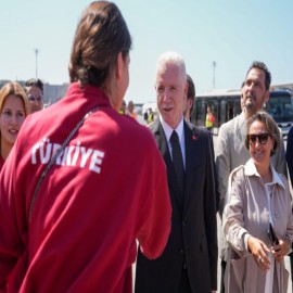 Vali Gül, Filenin Sultanları’nı çiçeklerle karşıladı