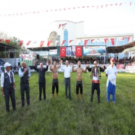 Vali Toraman, Başpehlivanı tebrik etti