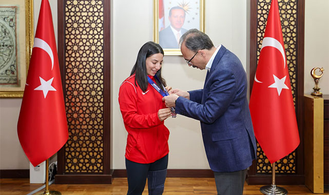 Vali Kızılkaya, bronz madalya kazanan milli sporcuyu ödüllendirdi;