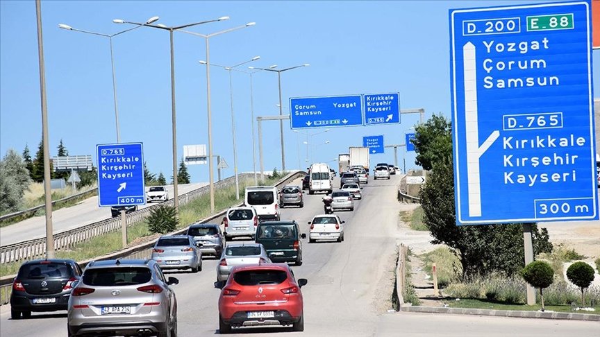 Vali Makas talimat verdi! Kafa karıştıran trafik levhaları söküldü;