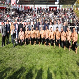 "Yiğit pehlivanlarımız, Türk'ün gücünü dünyaya gösterdi"