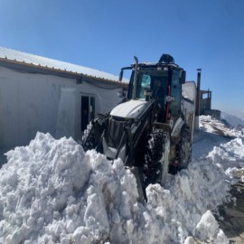 Hakkari'ye mevsimin ilk karı yağdı, üs bölgesinin yolu ulaşıma kapandı