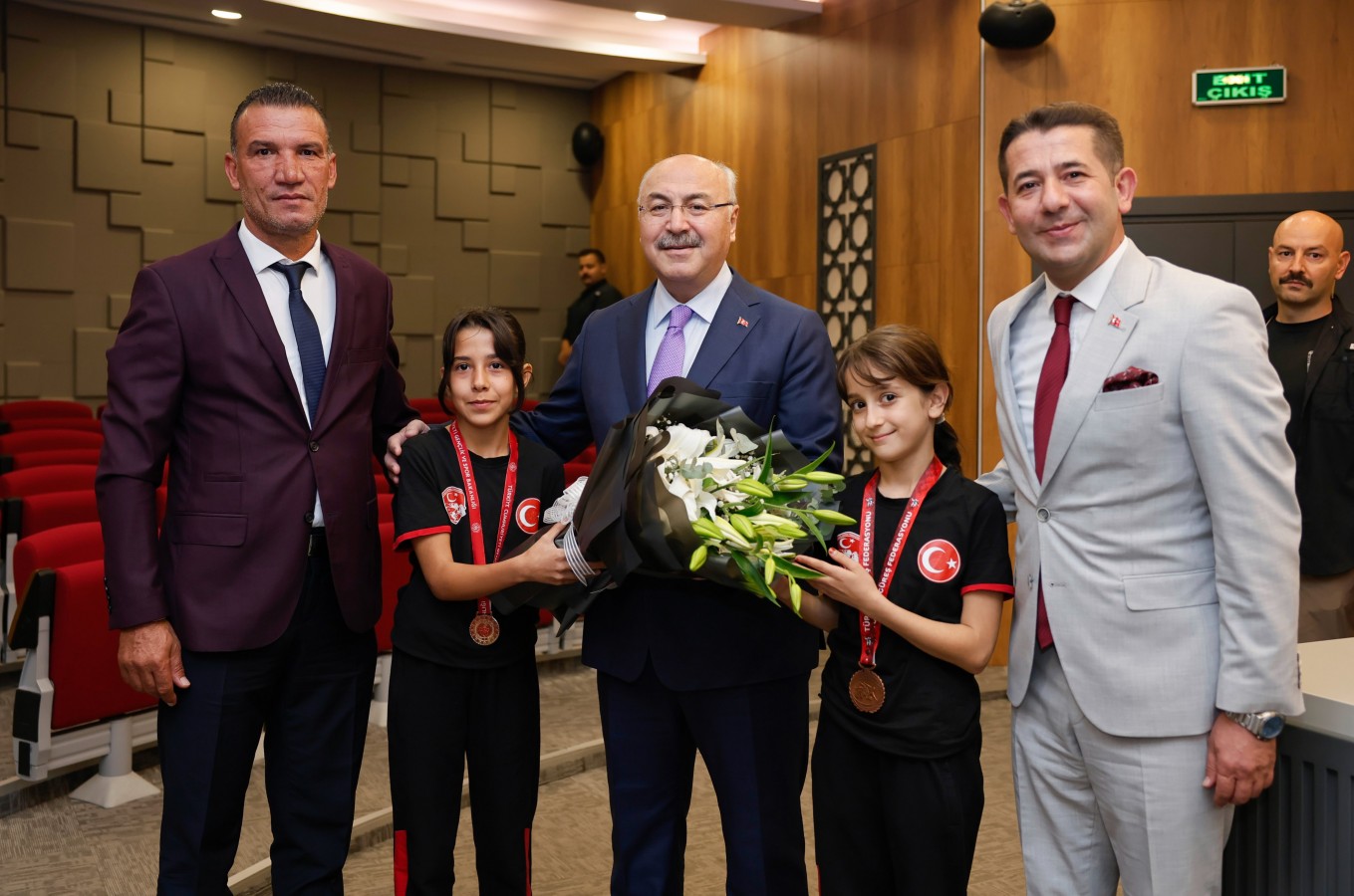 Vali Köşger, Fekeli şampiyonları tebrik etti;