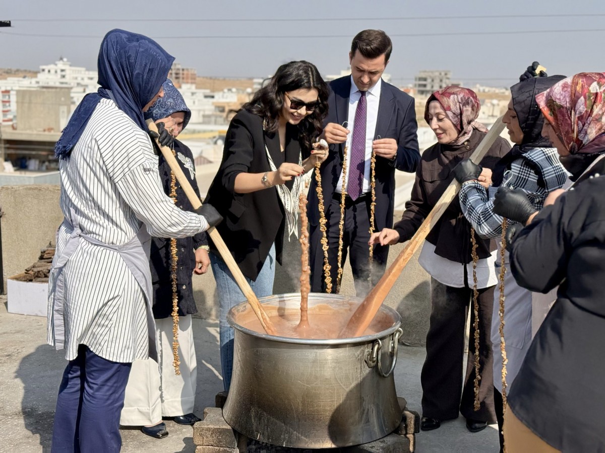 Kaymakam Kaya, Midyat’ın meşhur tatlısı için kolları sıvadı