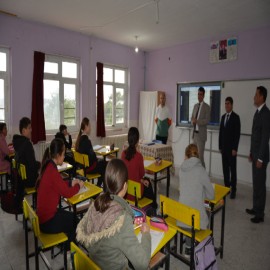 Öğrencilerle sohbet etti