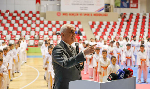 Vali Çakır, kuşak terfi töreninden velilere seslendi: Çocuklarınızı bir spor branşına yönlendirin;