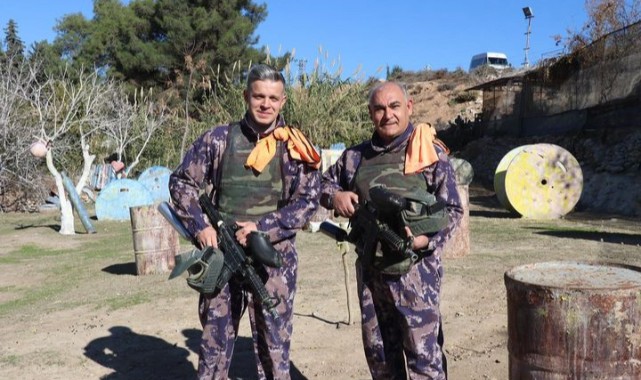 Öğrencilerle paintball oynadı