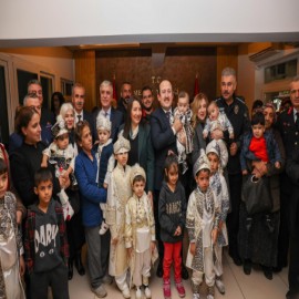 Vali Pehlivan, sünnet çocuklarının kirvesi oldu