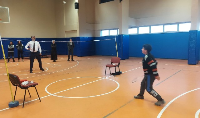 Gençlerle badminton oynadı