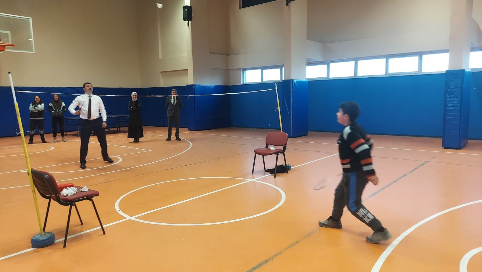 Gençlerle badminton oynadı