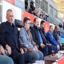 Tribünlerden maçları izledi