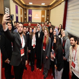 Üniversite gençliğini dinledi