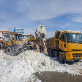 Kamyonlarla kar taşıyorlar