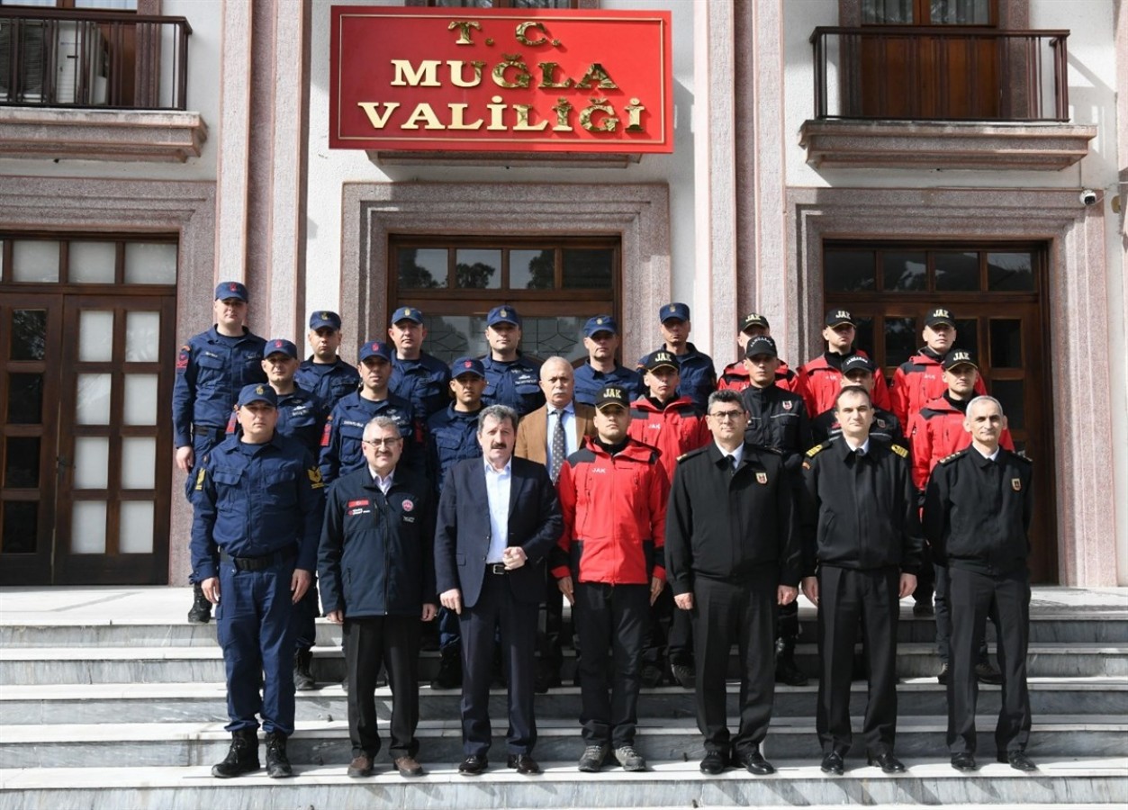 Arama kurtarma timleri, enkazdaki depremzedelerin imdadına yetişti;