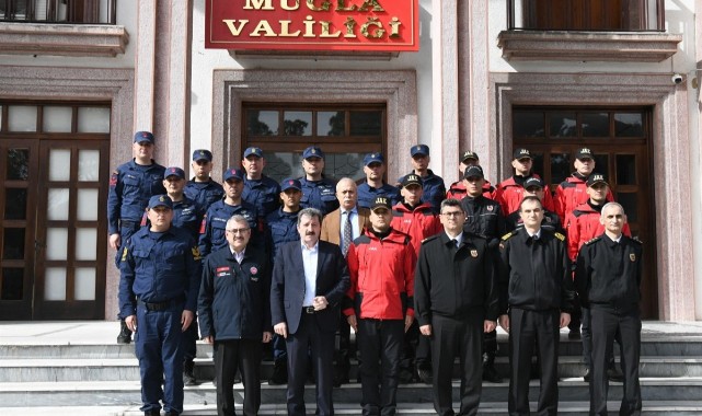 Arama kurtarma timleri, enkazdaki depremzedelerin imdadına yetişti