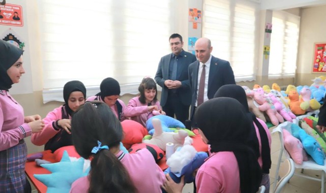 Meslek lisesi öğrencileri depremzede çocuklar için oyuncak üretiyor