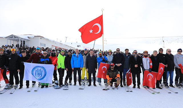 Bitlis'te kar üstünde sıcak görüntüler: Halaylar çekildi, snowboard gösterileri nefes kesti!;