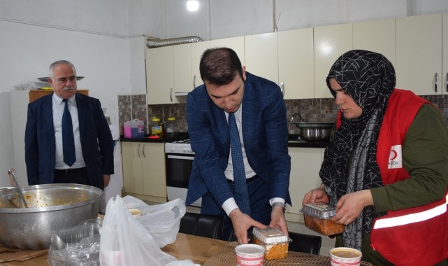 İhtiyaç sahiplerine sıcak iftar yemeği