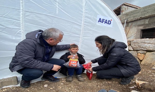 Depremzede çocukları sevindirdiler