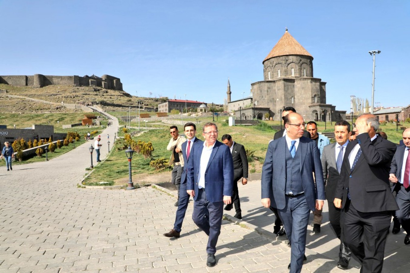 Gazi Kars'ın tarihi ve kültürel güzelliklerini gezdiler