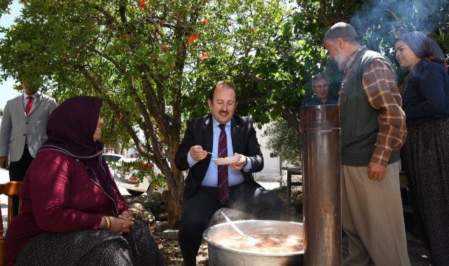 Yeni mahsül şeftali reçelinin tadına baktı