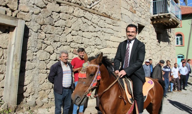 Kaymakam köyde at bindi