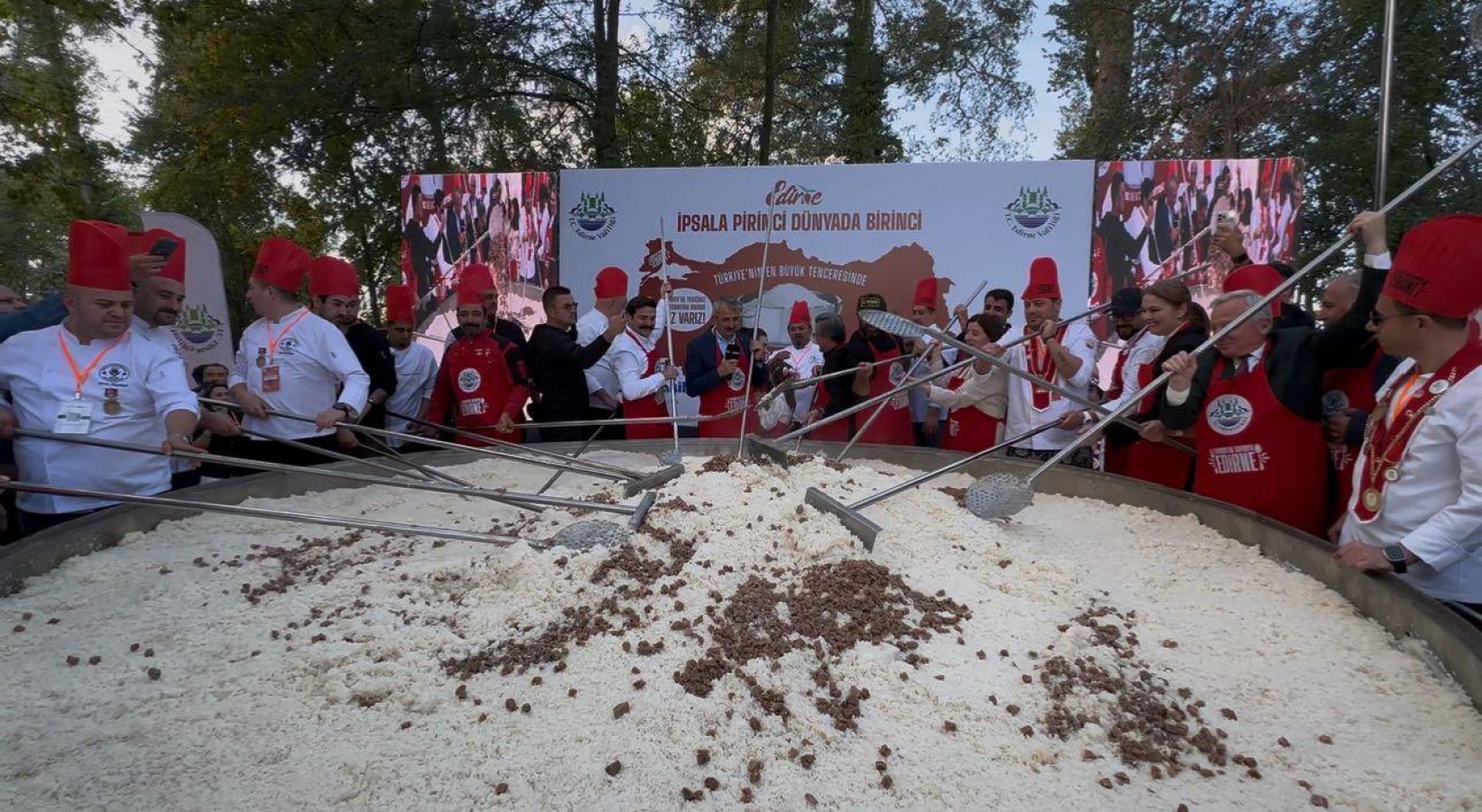 Türkiye'nin en büyük tenceresinde 6 ton pilav pişirildi;