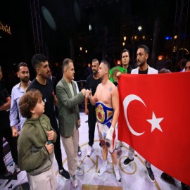 Vali Akbıyık, Türk bayrağını dalgalandıran sporcuları tebrik etti