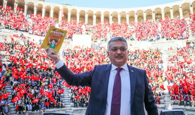 6 bin öğrenci Aspendos’ta AHENK ile kitap okudu