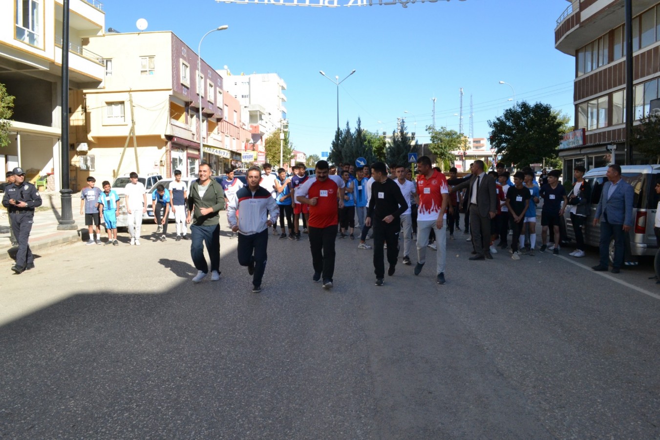 Gençler Cumhuriyet Koşusu’na 300 metre önde başlayan protokolü geçti;