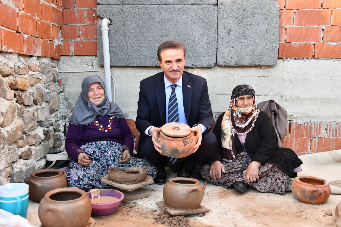 Vali Baruş'tan kadın çömlek ustalarına destek;