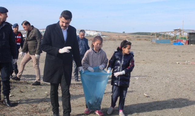 Karataş plajında çevre temizliğine katıldı