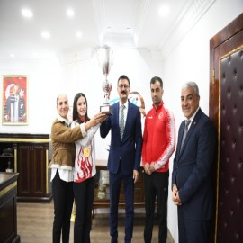 Dünya kupasını Valiye getirdi