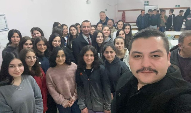 Lise pansiyonunda kalan öğrencilerle selfie