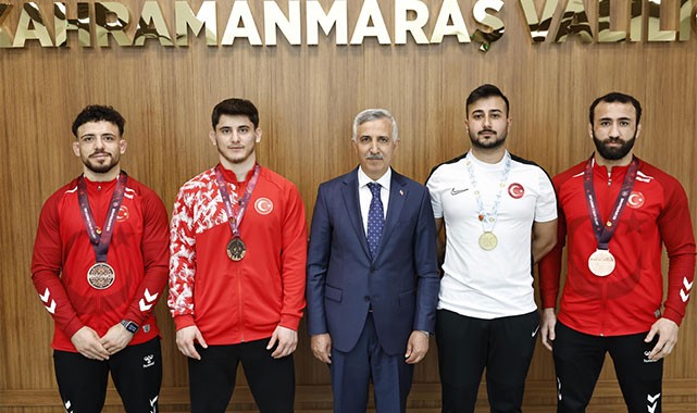 Avrupa'dan başarıyla dönen gençler Vali Ünlüer'i ziyaret etti