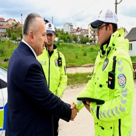 Emniyet Genel Müdürü Fidan, trafik noktasında personelle bayramlaştı