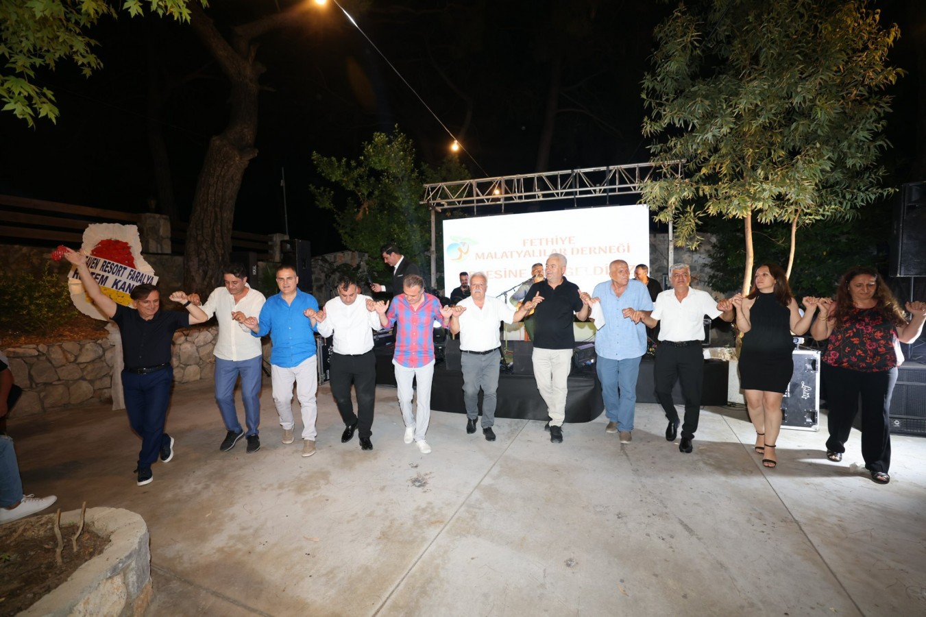 Vali, Malatyalılar gecesinde birlik ve beraberlik halayına katıldı;