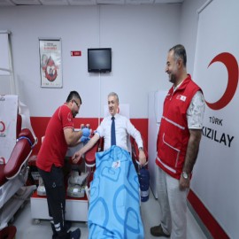 Vali Akkoyun, önce kan verdi sonra herkesi davet etti
