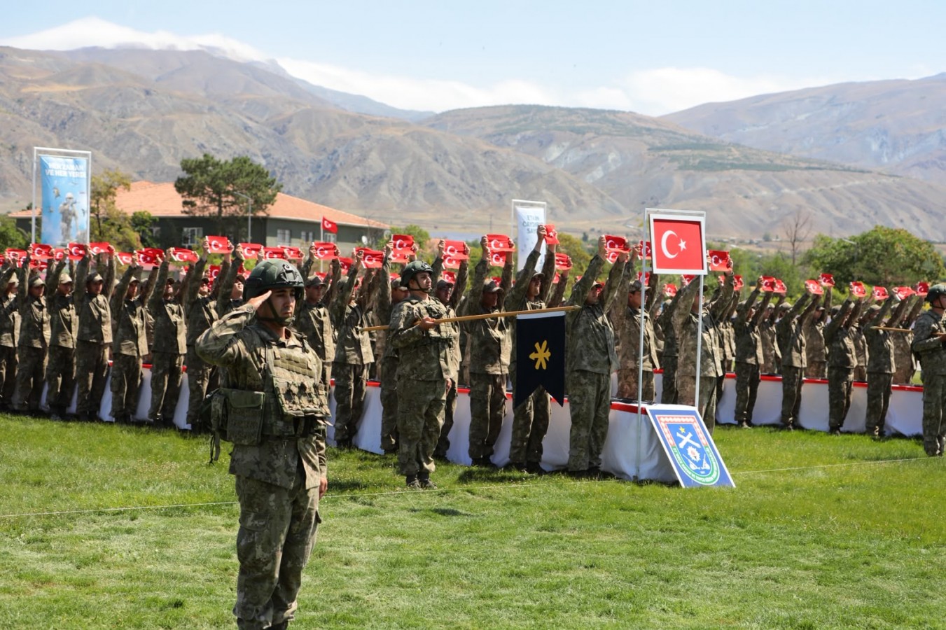 "Al bayrağın gölgesindeki irade yarınlarımızın teminatıdır"