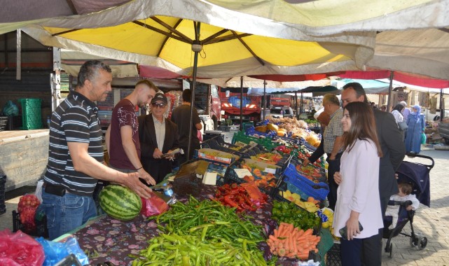 Pazar esnafıyla tanıştı